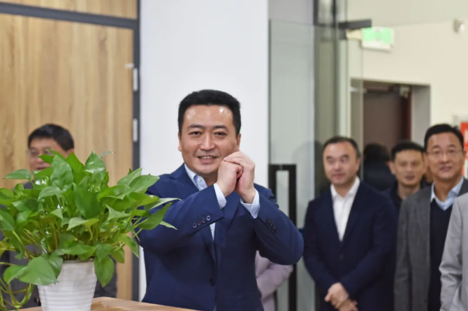 王曉向總部機(jī)關(guān)、都市城際公交干部員工拜年
