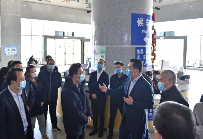 王曉向總部機(jī)關(guān)、都市城際公交干部員工拜年
