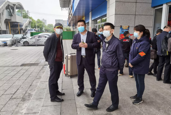 黃俊、穆孫祥先后深入徐坊客運(yùn)分公司督導(dǎo)文明創(chuàng)建、疫情防控、安全生產(chǎn)工作