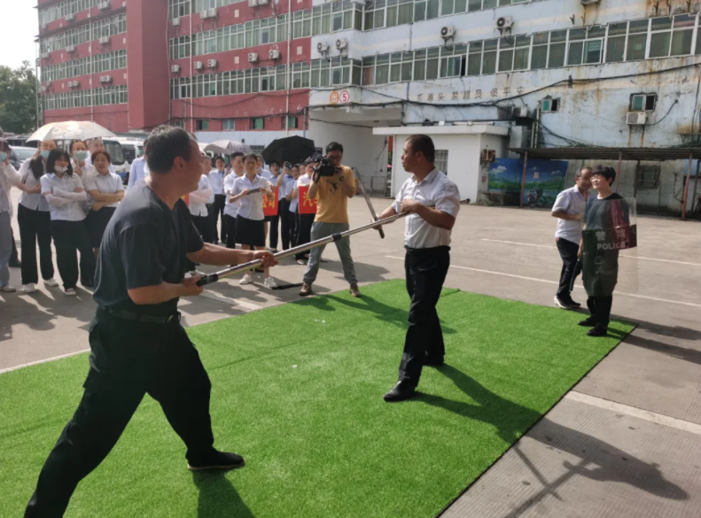 鷹潭長運 鷹潭公交 聯(lián)合市交通局、消防支隊開展“消防應(yīng)急救援暨防恐防暴聯(lián)合演練”