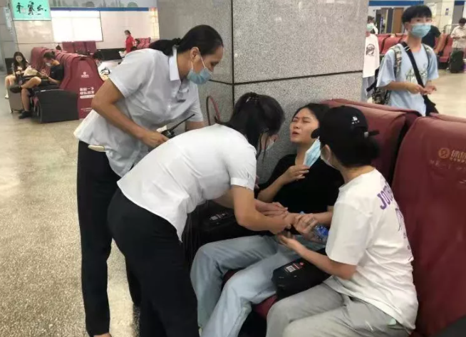 都市城際公交   女乘客突發(fā)不適，工作人員暖心援助