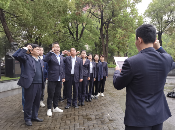 都市城際公交 旅游客運分公司黨支部開展“緬懷革命先烈，傳承紅色基因”祭掃活動