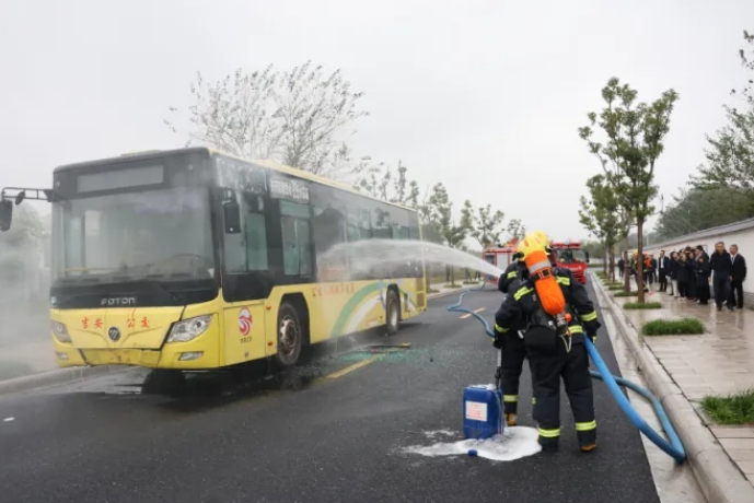 吉安公司:開展公交車應(yīng)急逃生滅火救援實(shí)戰(zhàn)演練活動