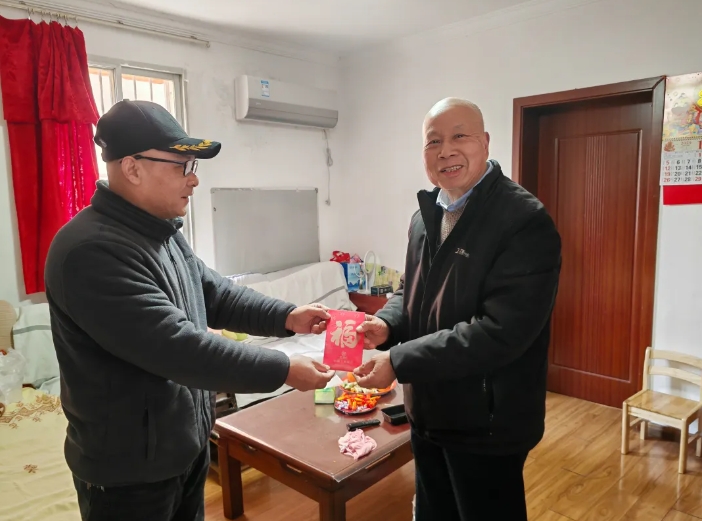 長鴻物業(yè) 開展走訪慰問老黨員活動(dòng)