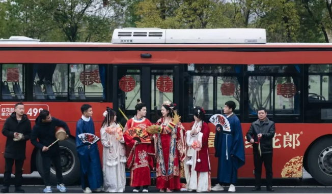 新余公交：公交車變身婚車 開(kāi)往“下一站幸?！? onmousewheel=
