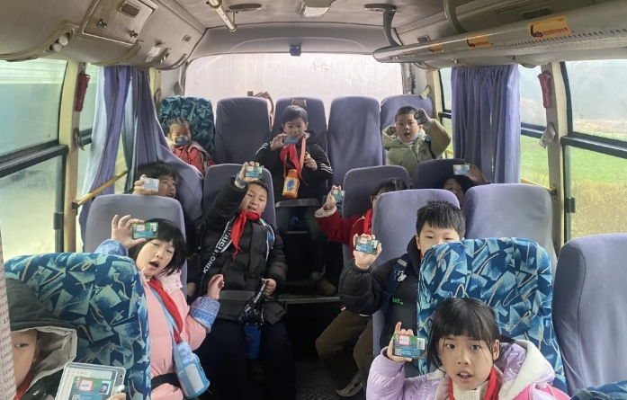 上饒汽運(yùn)：鎮(zhèn)村公交學(xué)生乘車(chē)卡上線(xiàn) 獲家長(zhǎng)好評(píng)